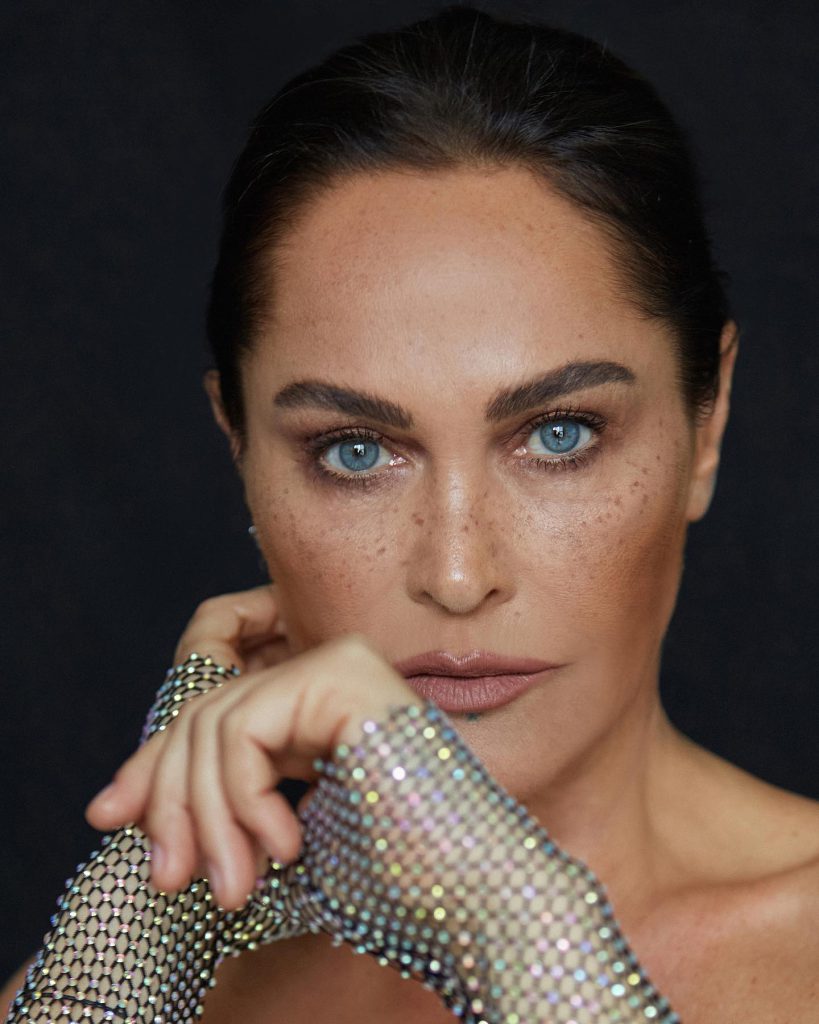 Hülya Avşar depicts fire porn