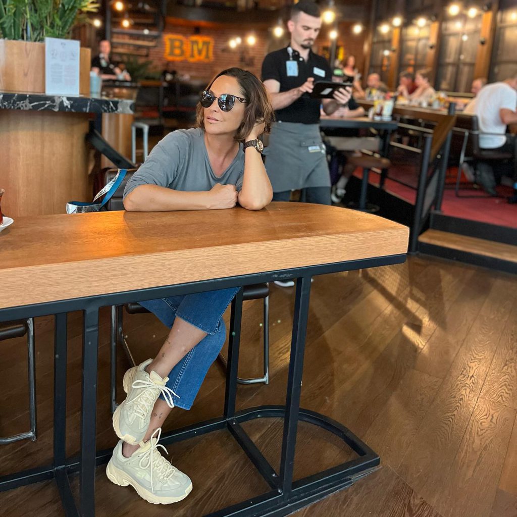 Hülya Avşar looks hot xxx