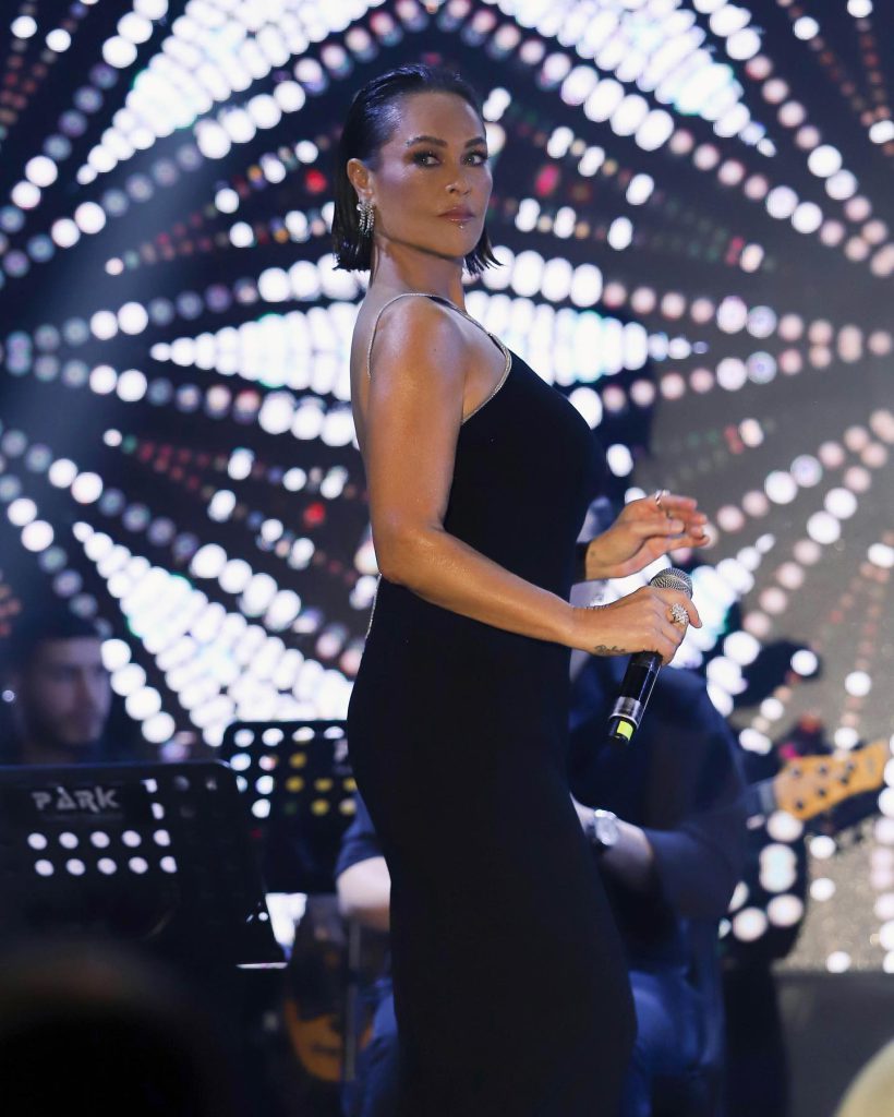 Hülya Avşar modeling sex