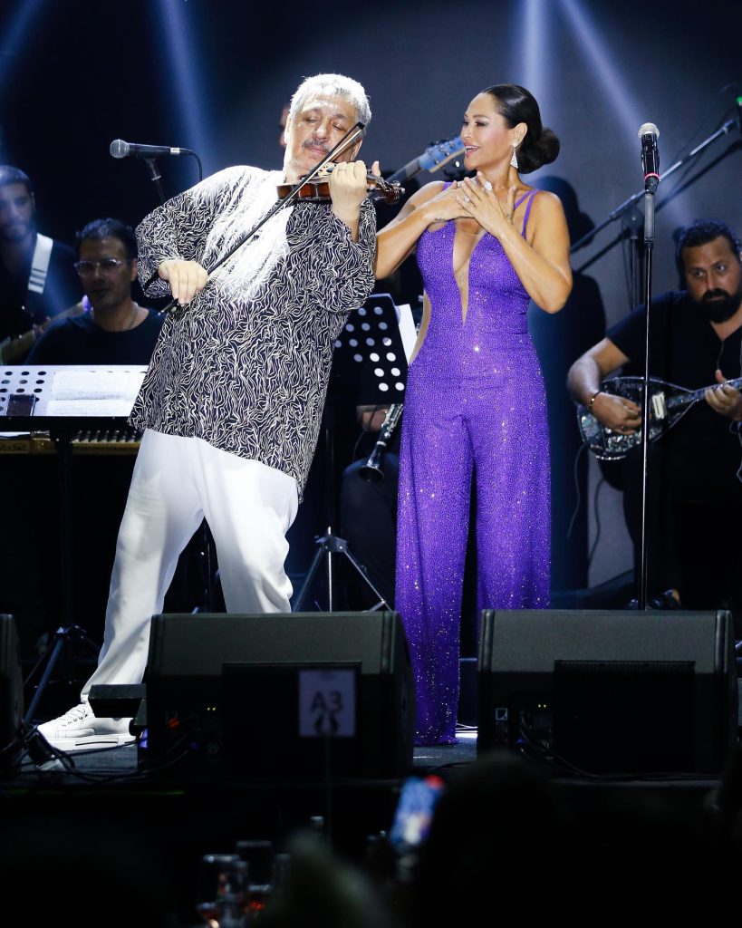 Hülya Avşar poses hot