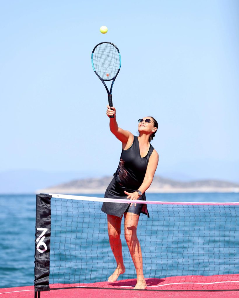 Hülya Avşar poses hot images