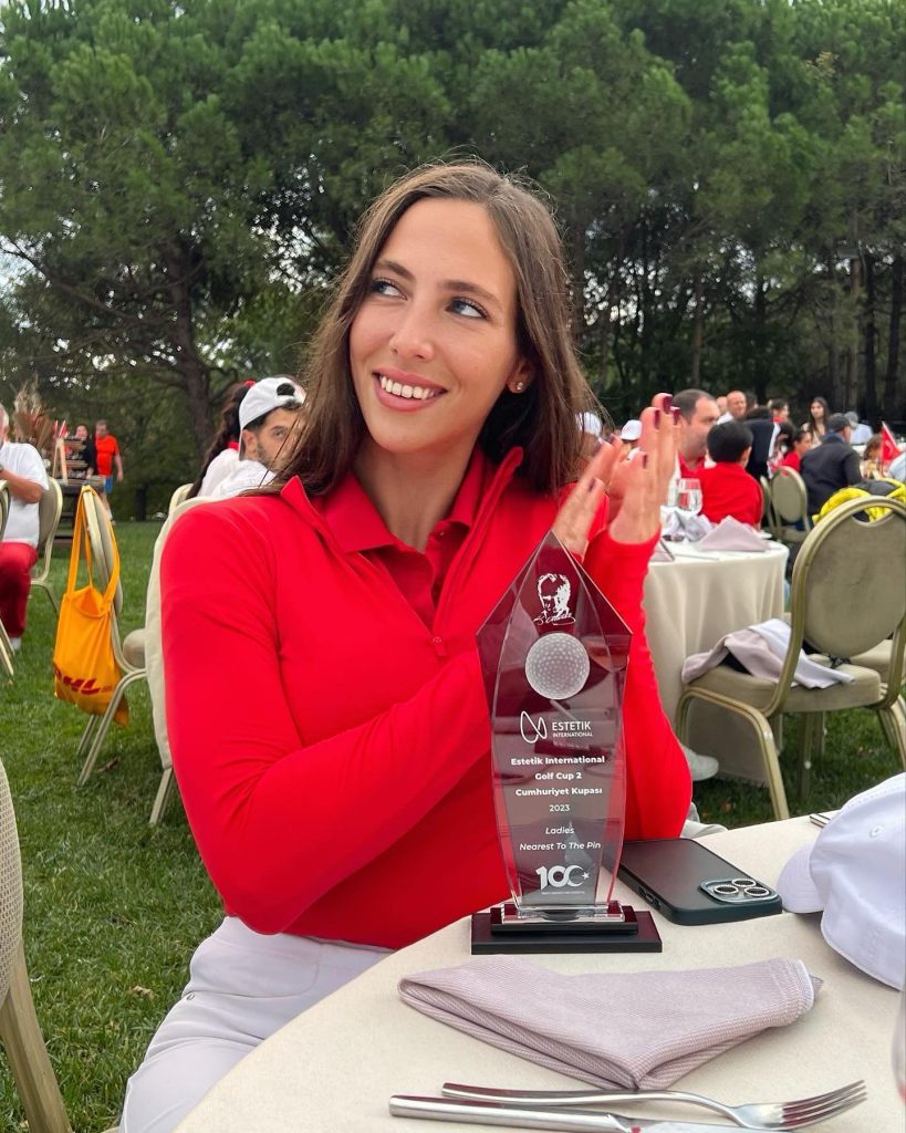 Hülya Avşar poses hot pics