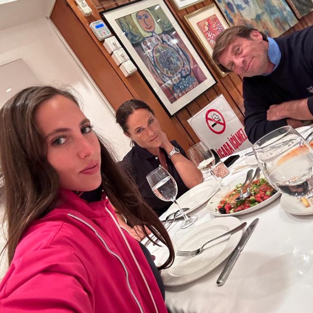 Hülya Avşar poses nude