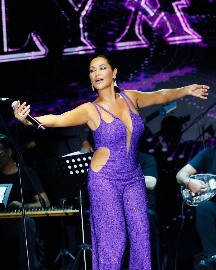 Hülya Avşar poses nudes