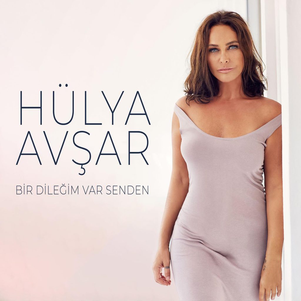 Hülya Avşar poses sex