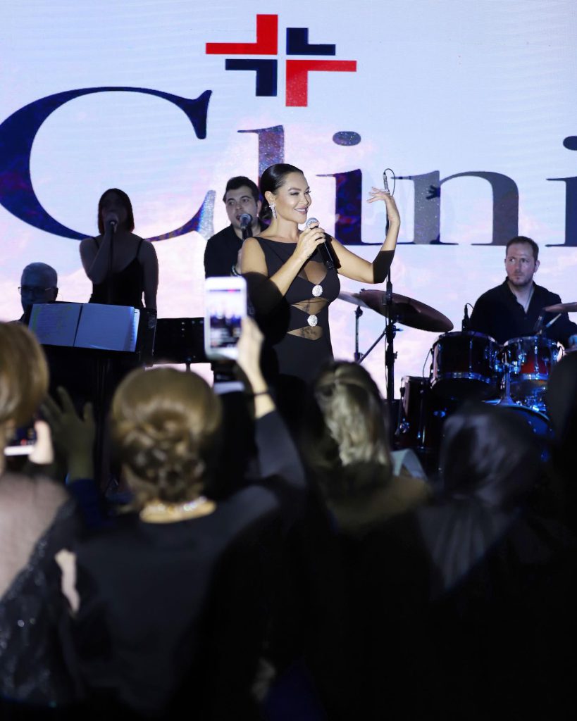 Hülya Avşar poses xxx