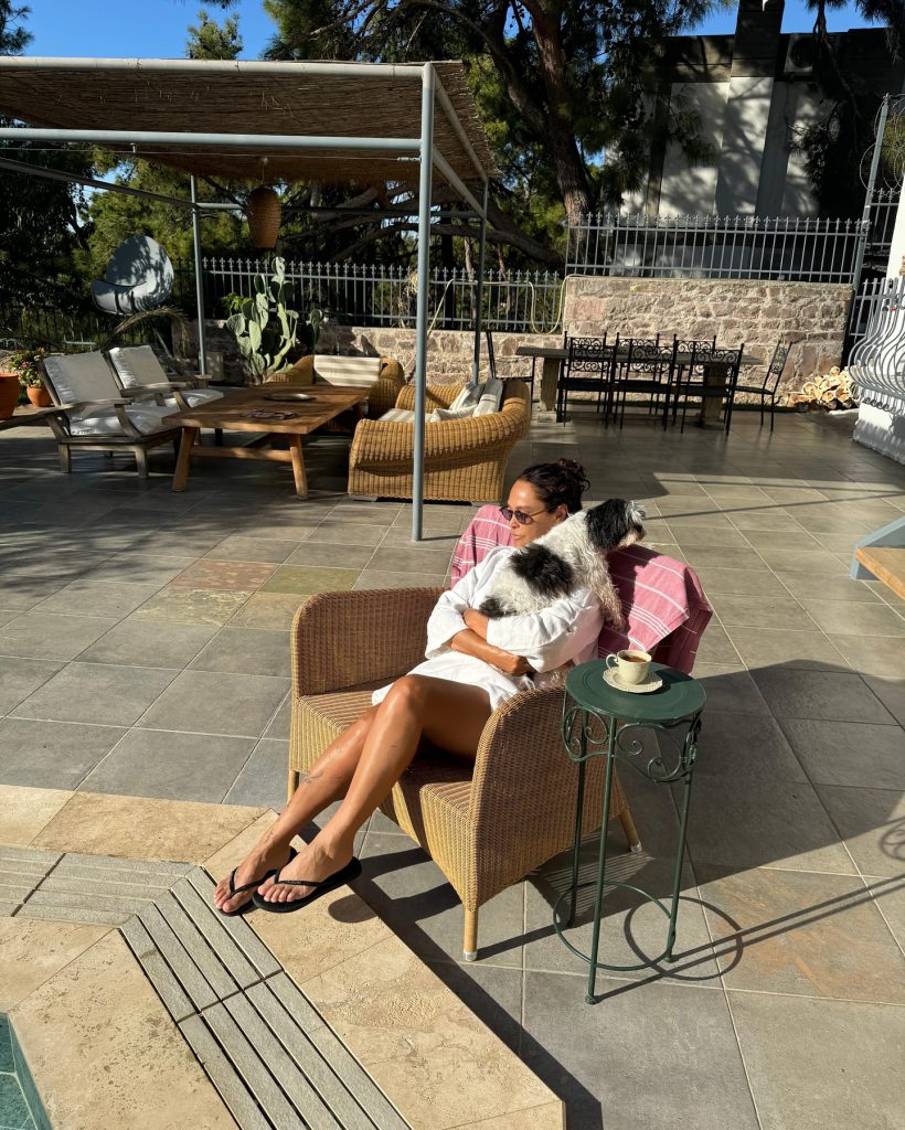 Hülya Avşar smiles ass