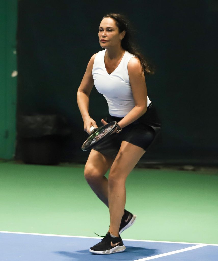 Hülya Avşar smiles hot