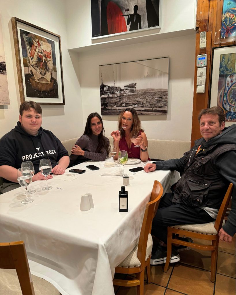 Hülya Avşar smiles nude