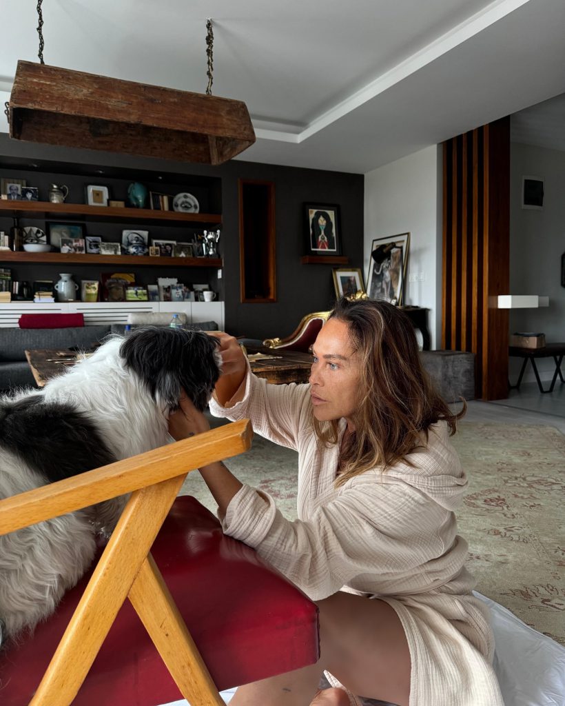 Hülya Avşar smiles nude pics