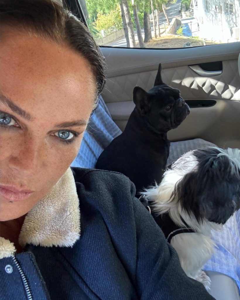 Hülya Avşar smiles pussy