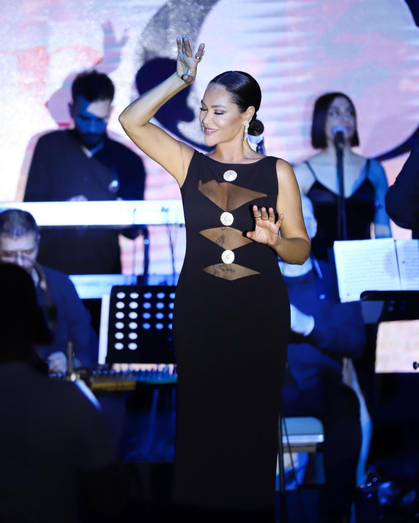 Hülya Avşar smiles sex