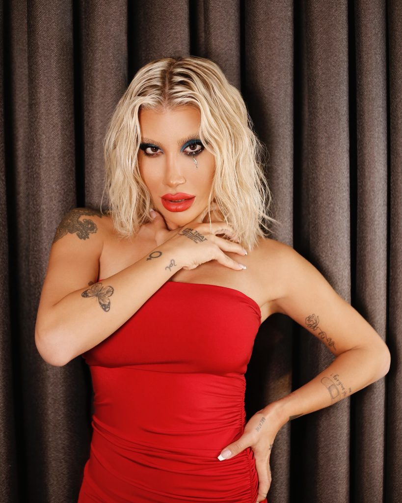 Irem Derici ardent ass