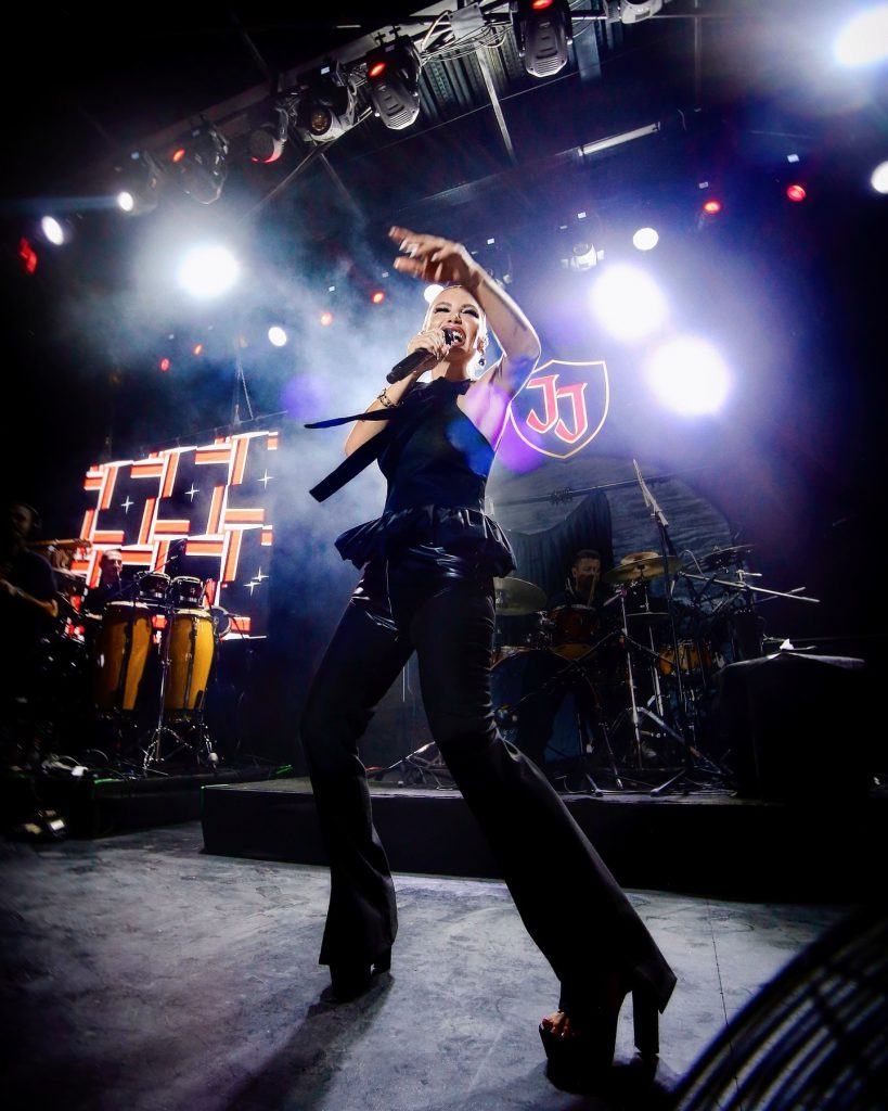 Irem Derici ardent hot photos