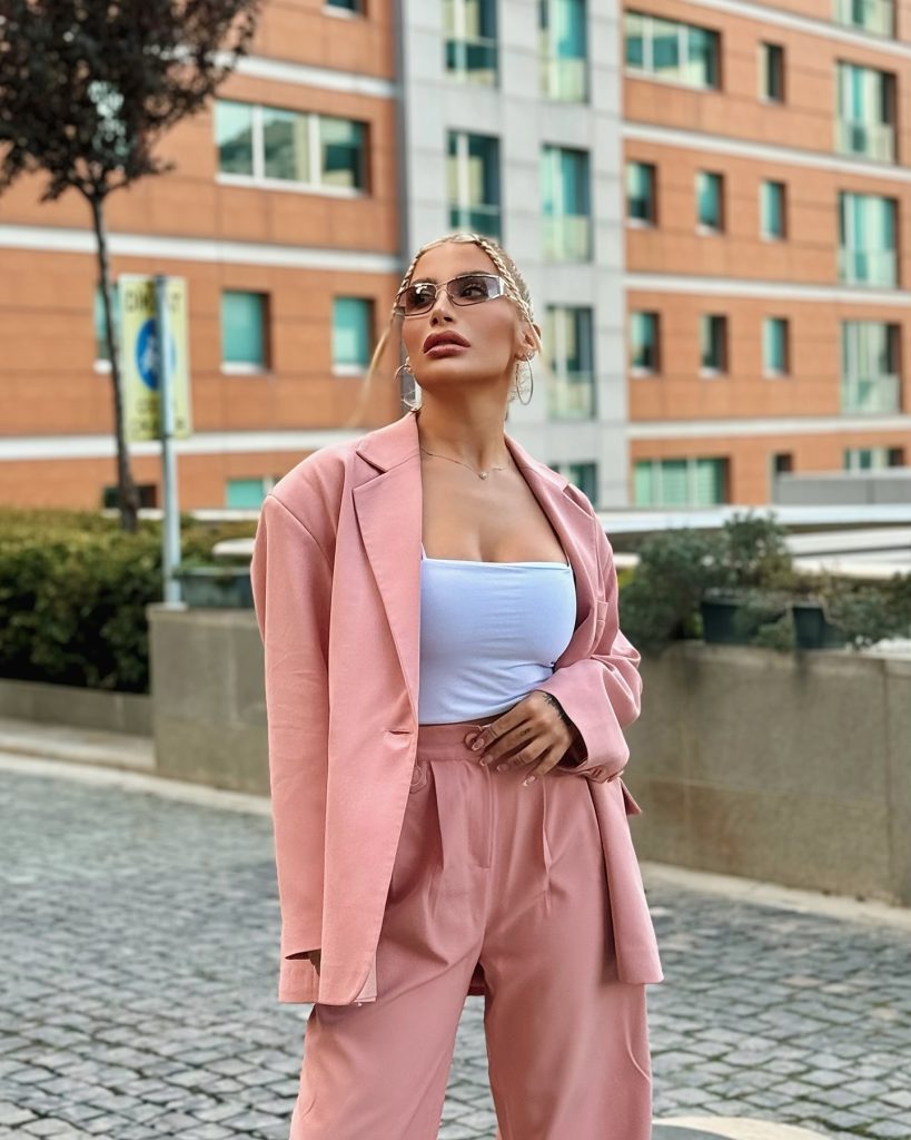 Irem Derici beautiful hot pics