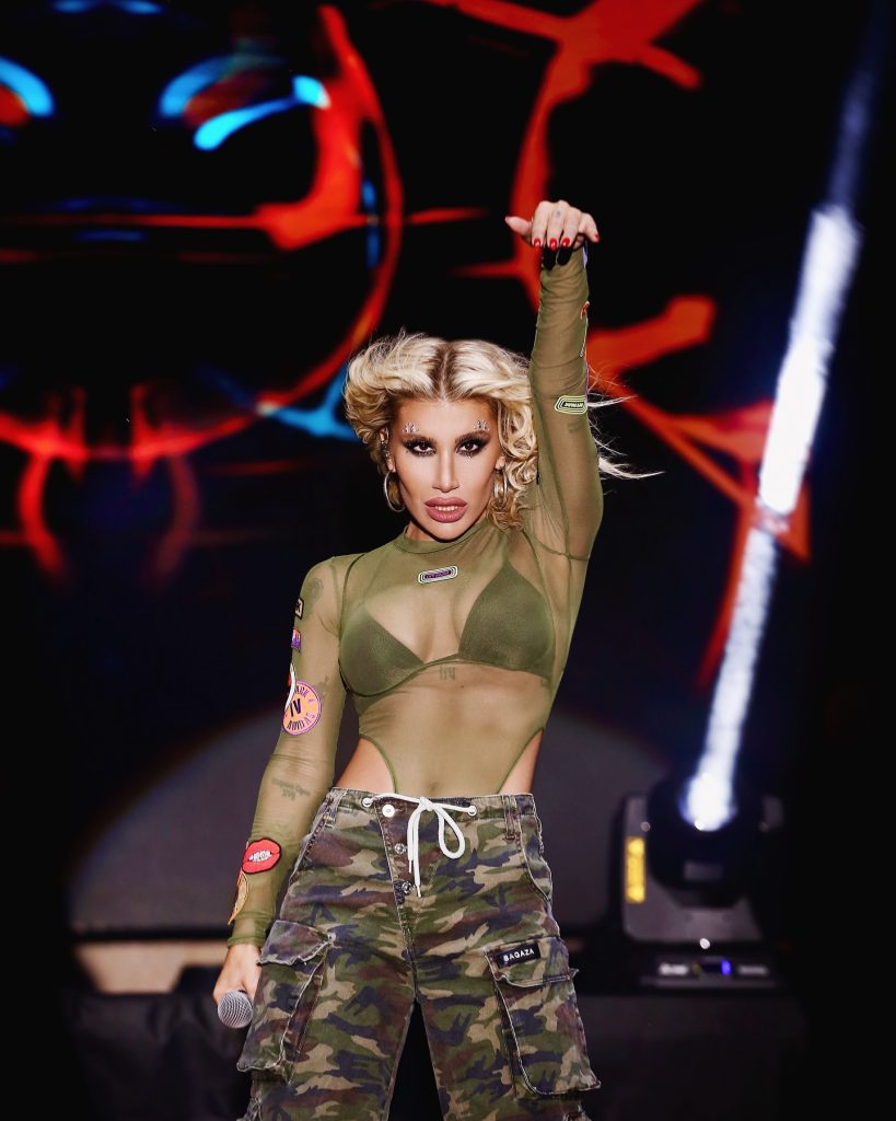 Irem Derici looks boobs