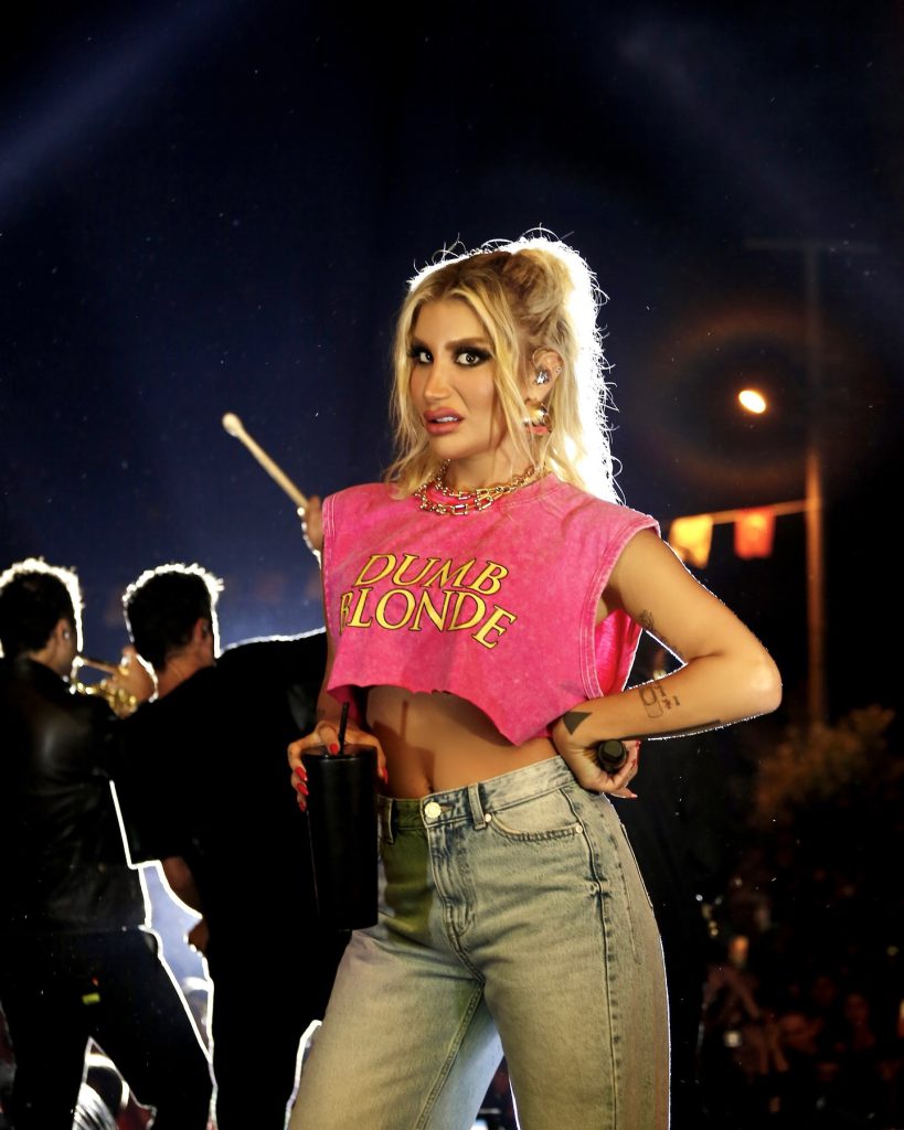 Irem Derici looks hot bikini