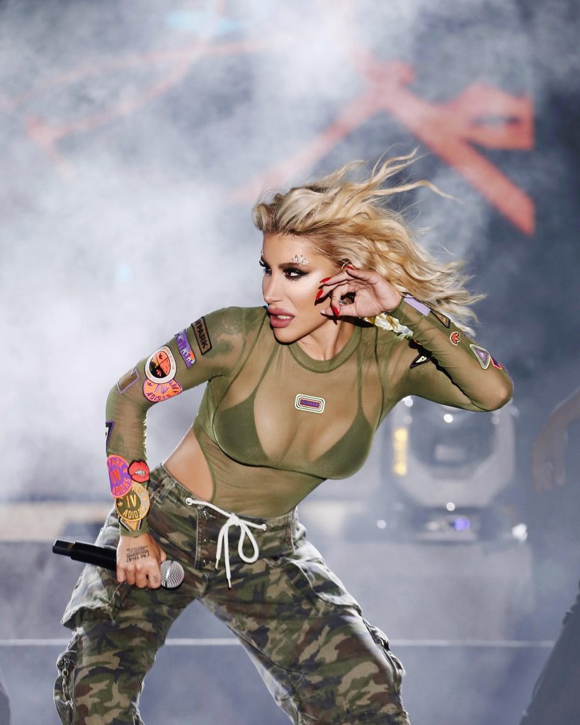 Irem Derici looks hot pics