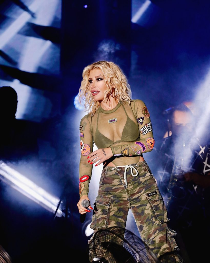 Irem Derici looks naked