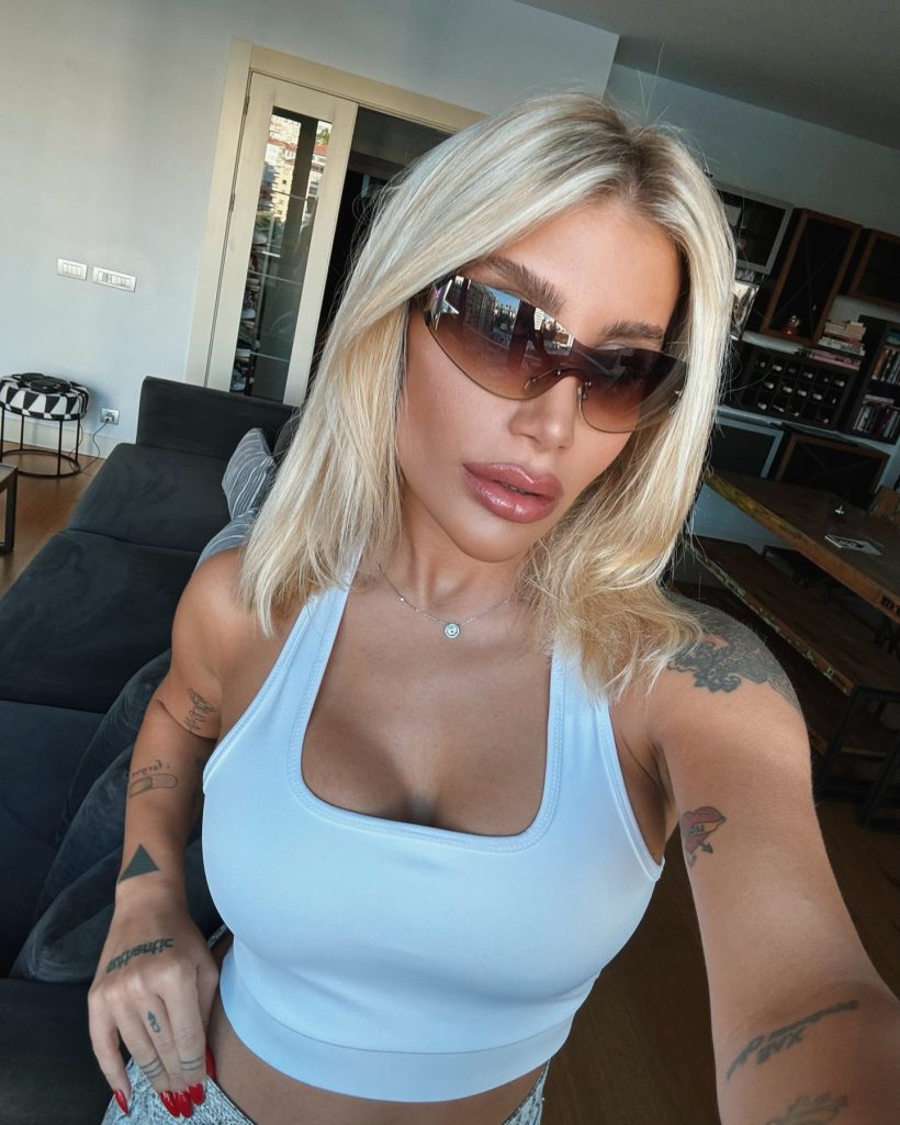 Irem Derici looks nude pics