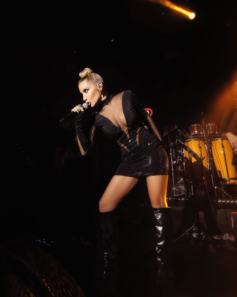 Irem Derici modeling hot images