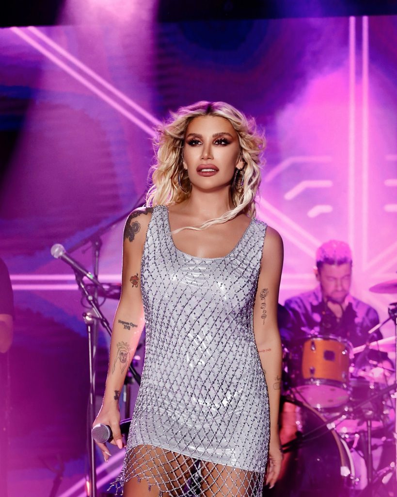 Irem Derici poses pussy