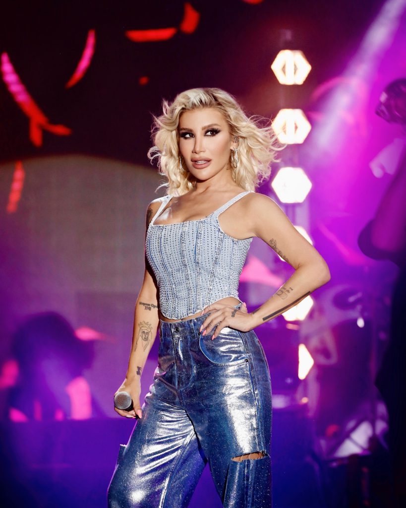 Irem Derici smiles hot images