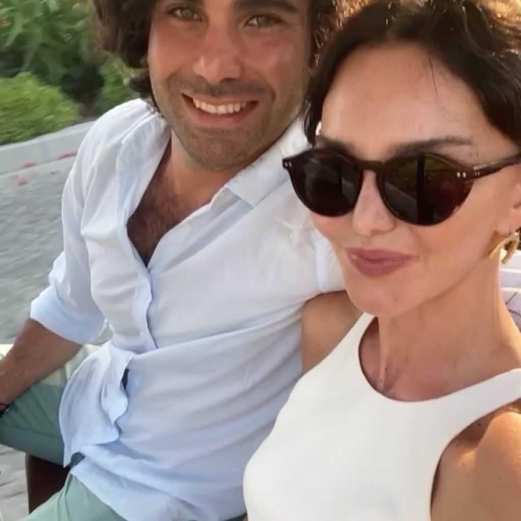 Nurgül Yeşilçay looks naked