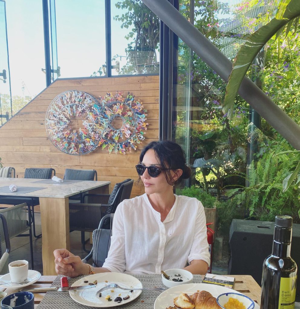 Nurgül Yeşilçay looks nude