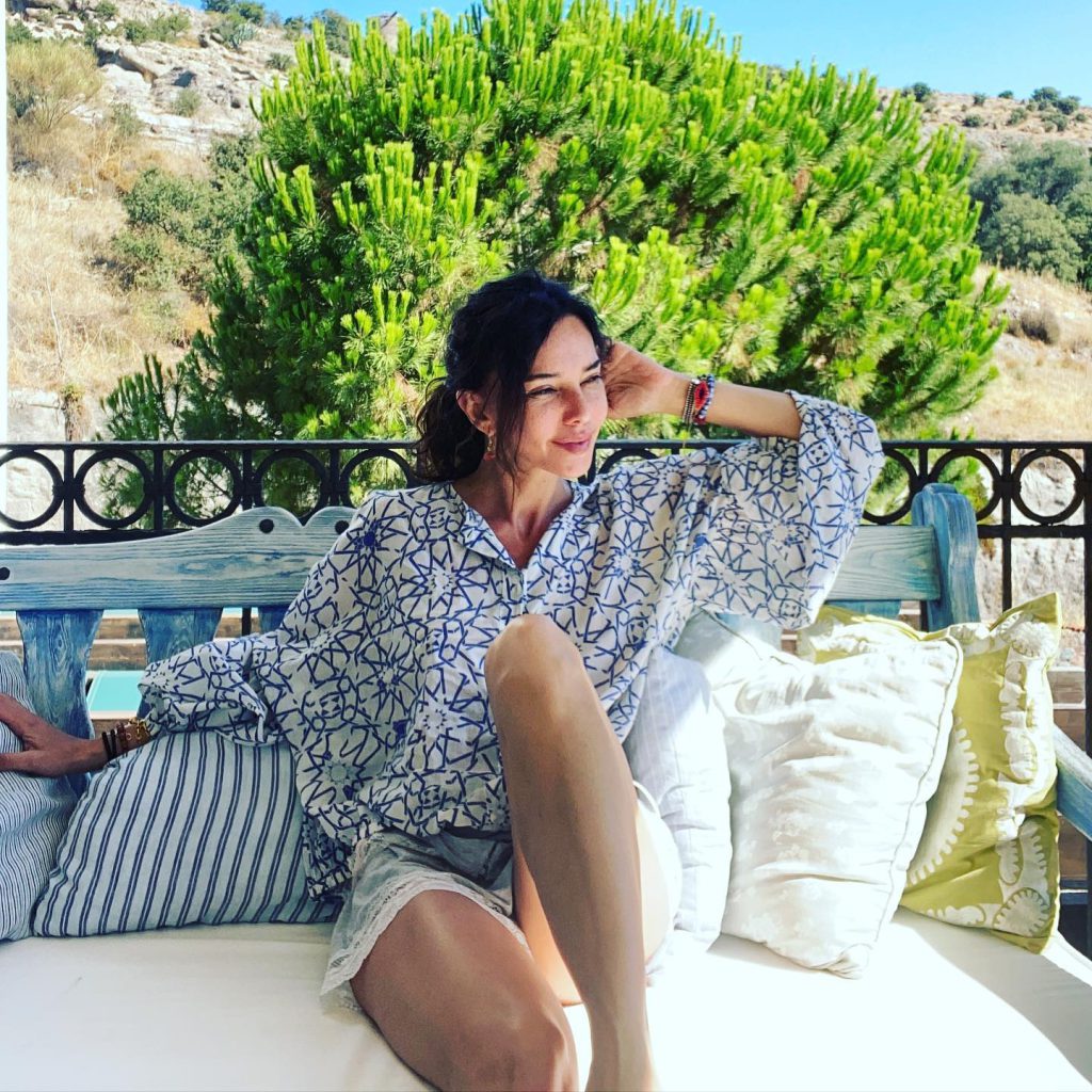 Nurgül Yeşilçay poses bikini