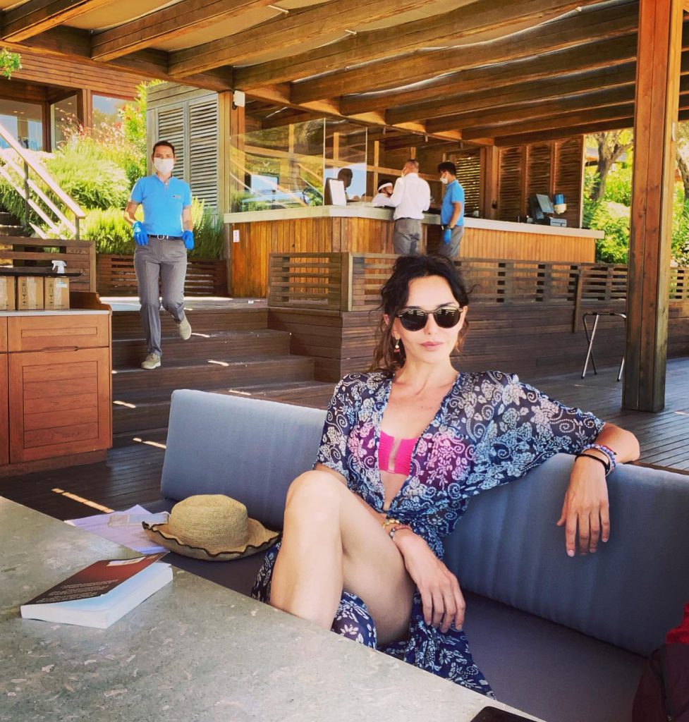 Nurgül Yeşilçay poses hot