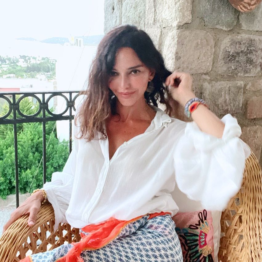 Nurgül Yeşilçay poses hot images