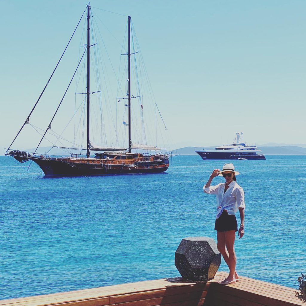 Nurgül Yeşilçay poses hot photos