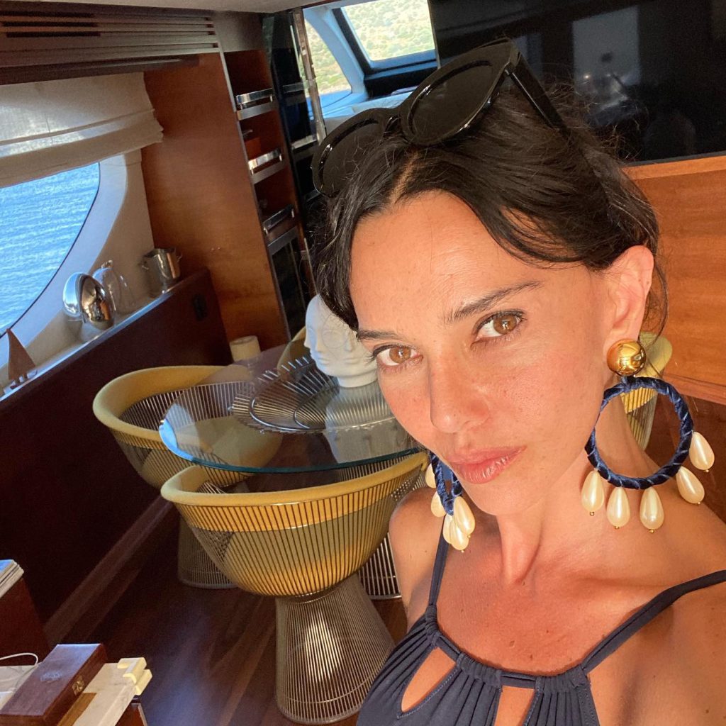 Nurgül Yeşilçay poses hot pics