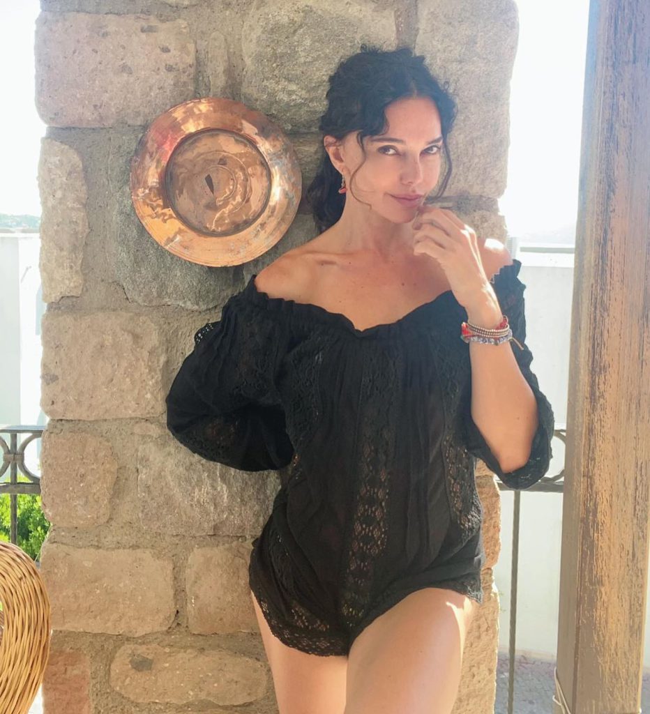 Nurgül Yeşilçay poses sex