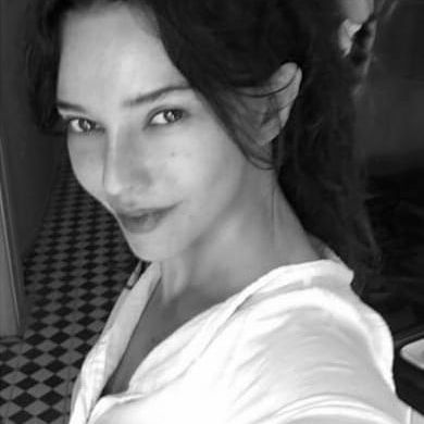 Nurgül Yeşilçay poses sexy