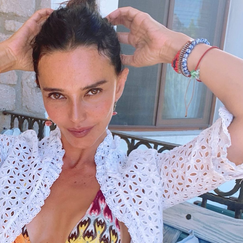 Nurgül Yeşilçay smiles hot