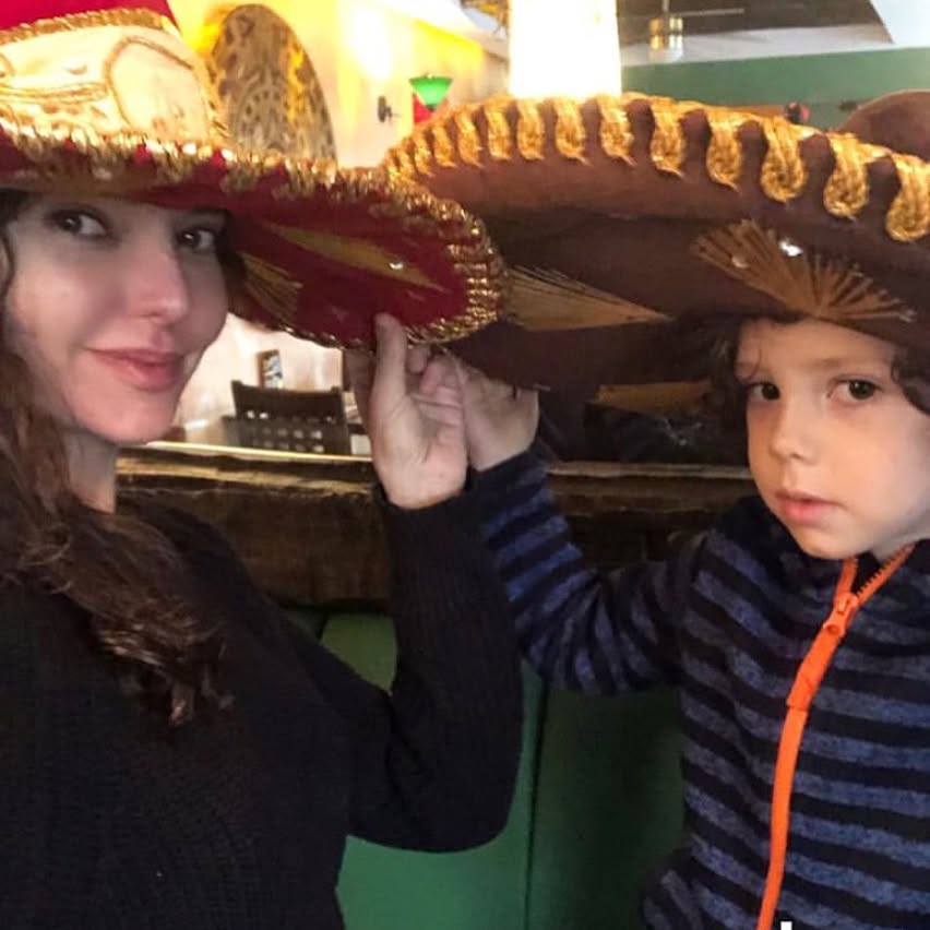 Nurgül Yeşilçay smiles hot pics