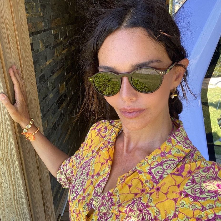 Nurgül Yeşilçay smiles naked