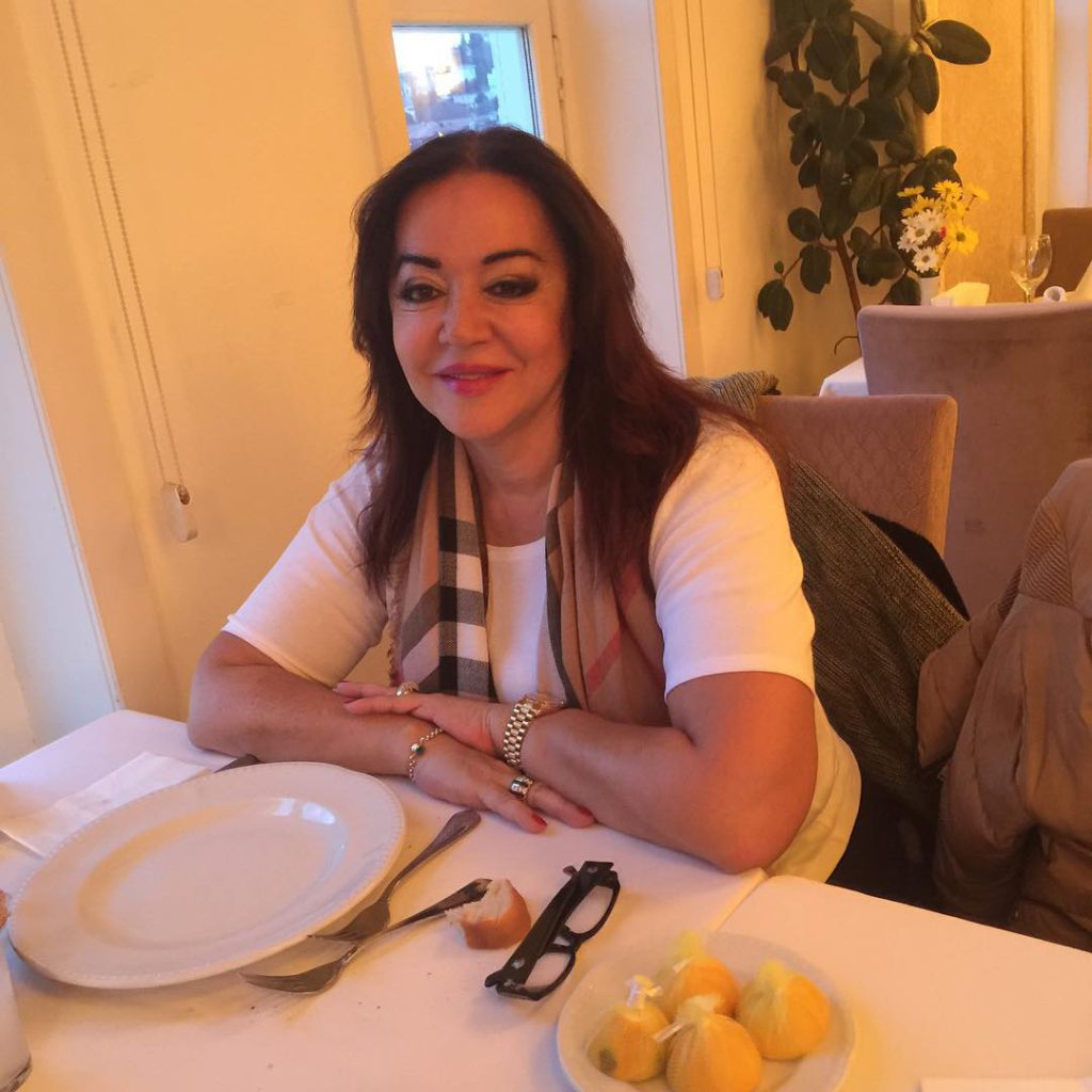 Oya Aydoğan looks naked