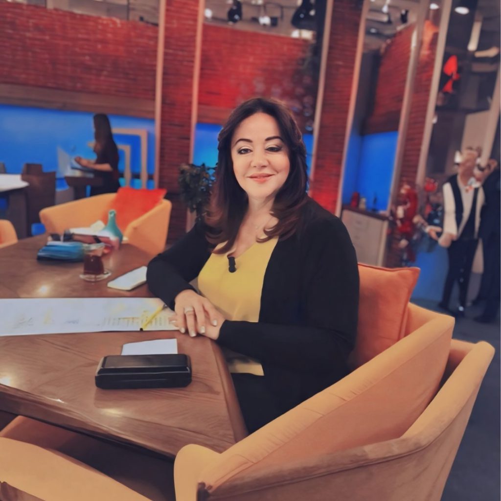 Oya Aydoğan modeling ass