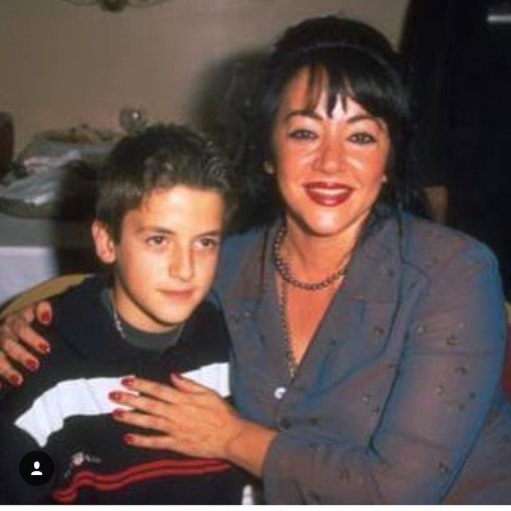 Oya Aydoğan smiles hot images