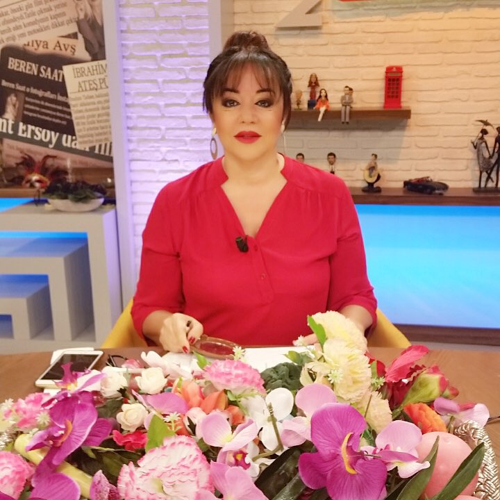 Oya Aydoğan smiles pussy