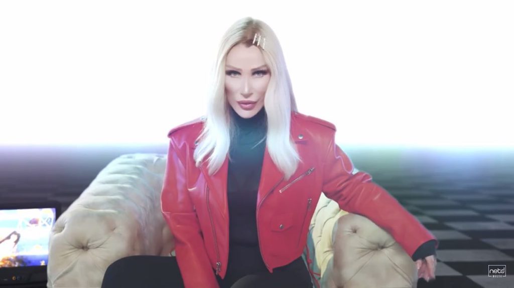 Seda Sayan looks hot bikini