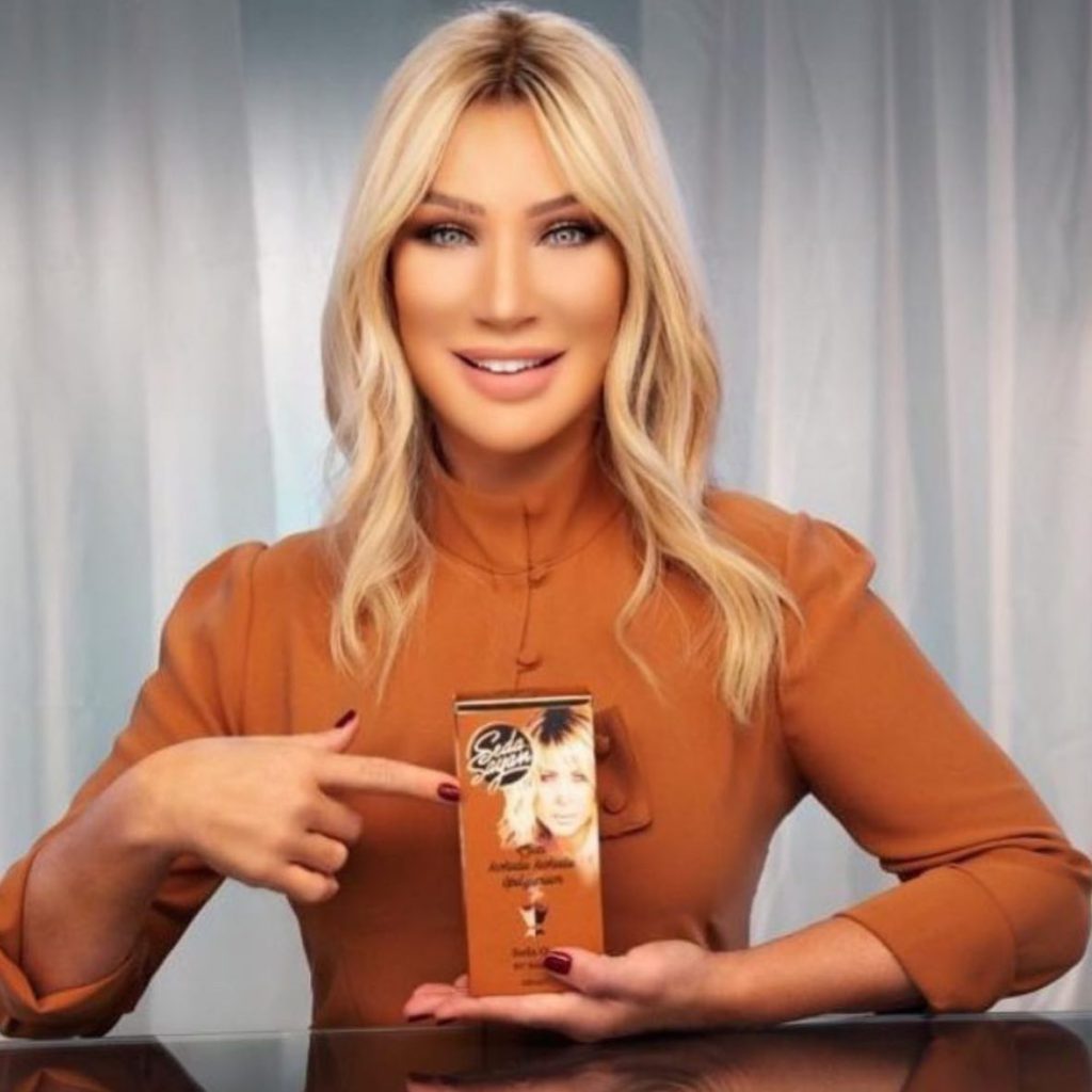 Seda Sayan poses hot pics