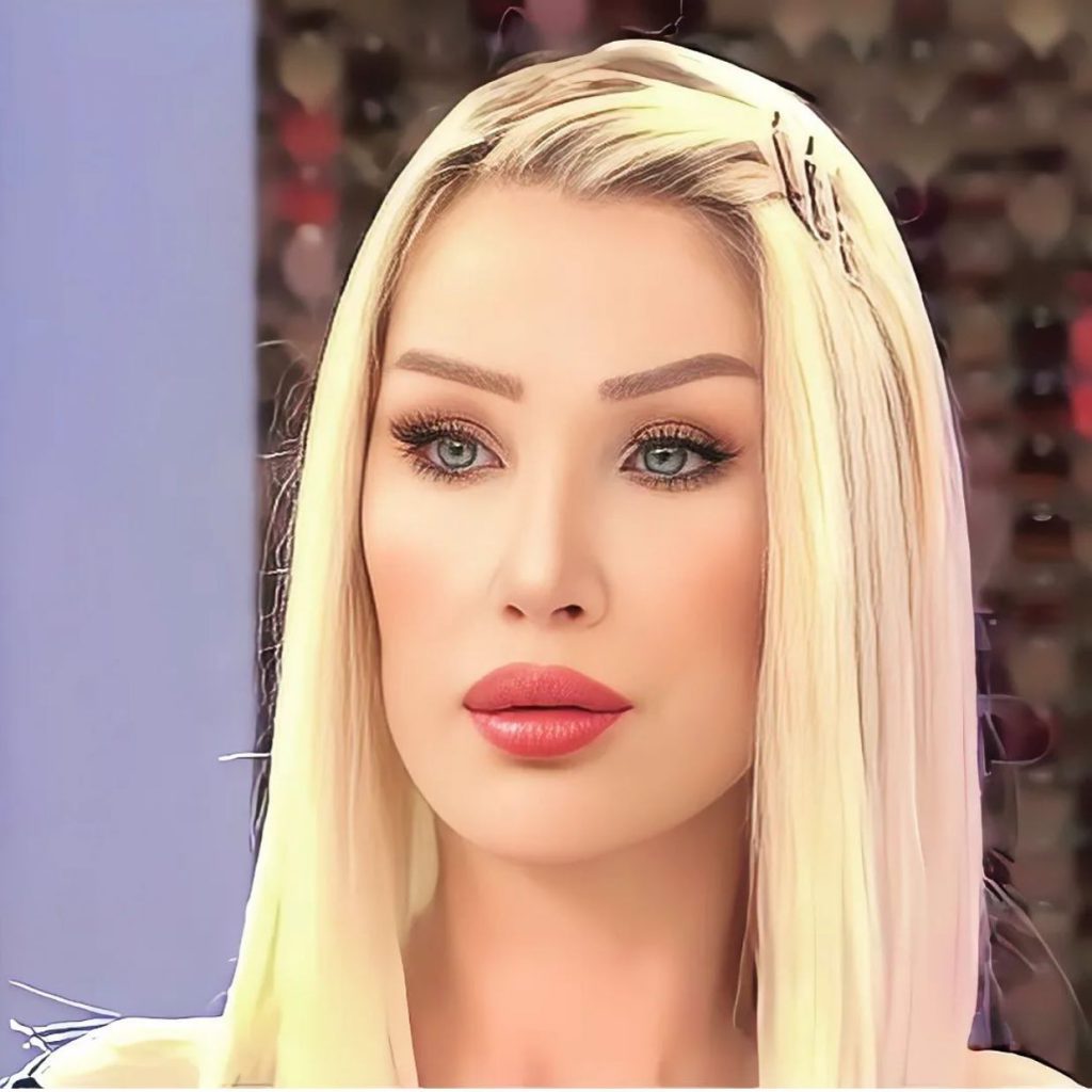 Seda Sayan poses nude pics