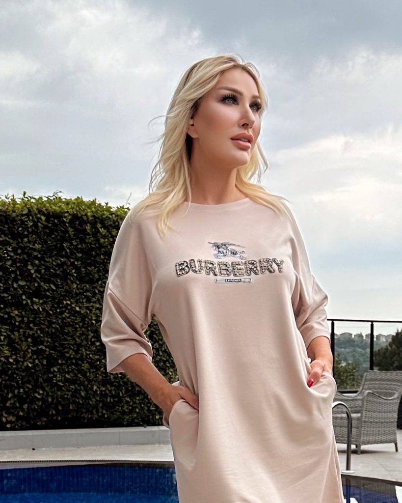 Seda Sayan poses pussy