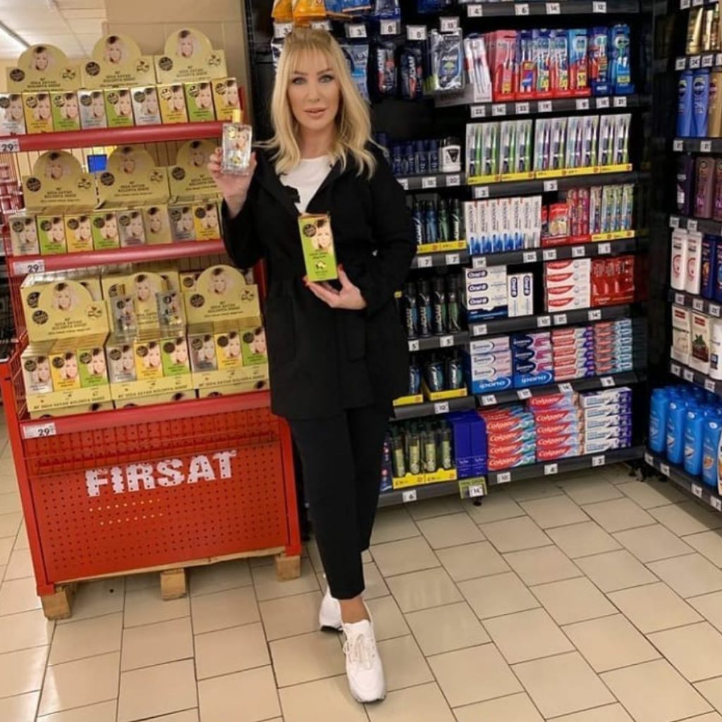 Seda Sayan smiles boobs