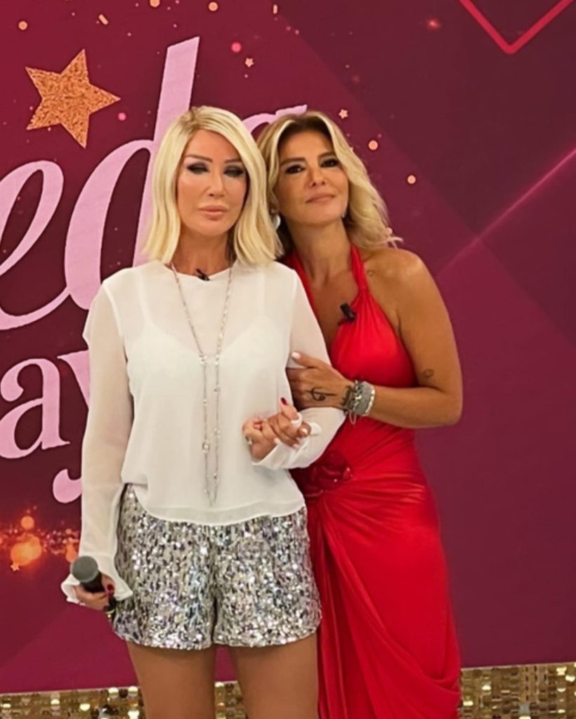 Seda Sayan smiles hot bikini