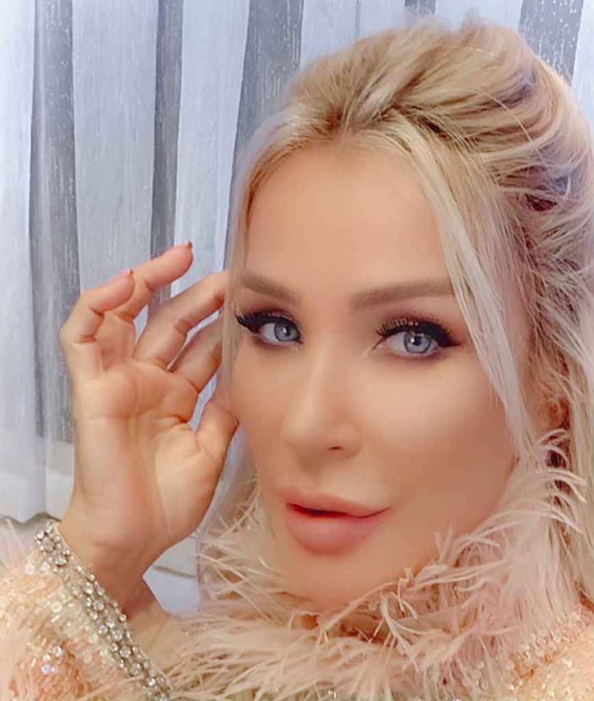 Seda Sayan smiles hot images